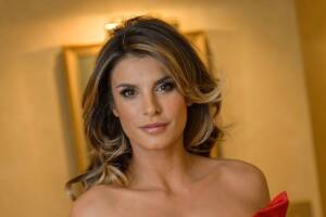 Elisabetta Canalis incanta (quasi) tutti in bikini: “Sempre il c**o fuori”