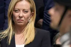 "Giorgia Meloni razzista e fascista": l'attacco del noto cantante
