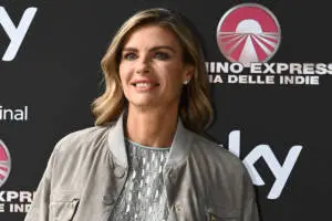 Martina Colombari da urlo in bikini ma è pioggia di critiche: "Sei scheletrica!"