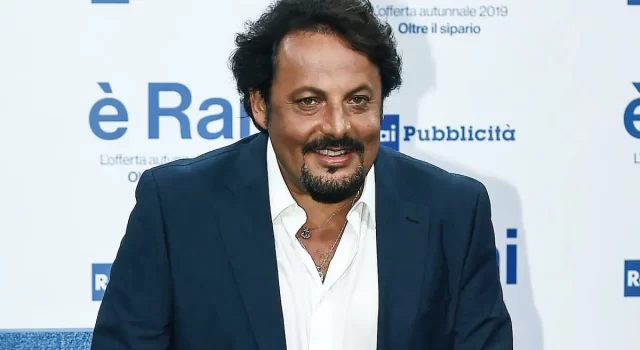 Aereo in ritardo, Brignano va su tutte le furie: &#8216;Smetti con la droga&#8217;
