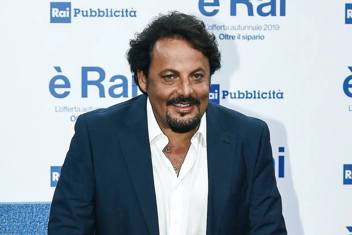 Aereo in ritardo, Brignano va su tutte le furie: 'Smetti con la droga'