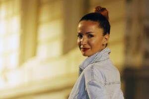 Andrea Delogu, il bacio con il fidanzato scatena le critiche: "Perverso"