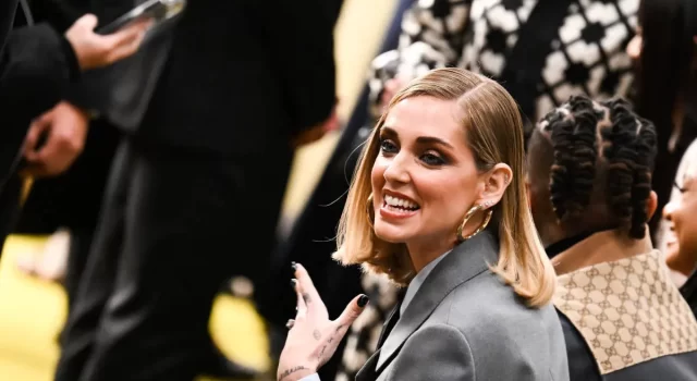 Chiara Ferragni, le ultime foto in short e foulard preoccupano i fan: &#8216;Ormai è pelle e ossa&#8217;