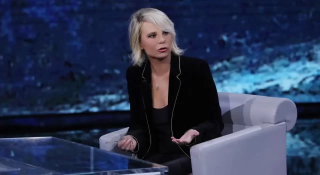 Clamorosa gaffe: Maria De Filippi intervistata mentre è in vacanza, ma è una sosia