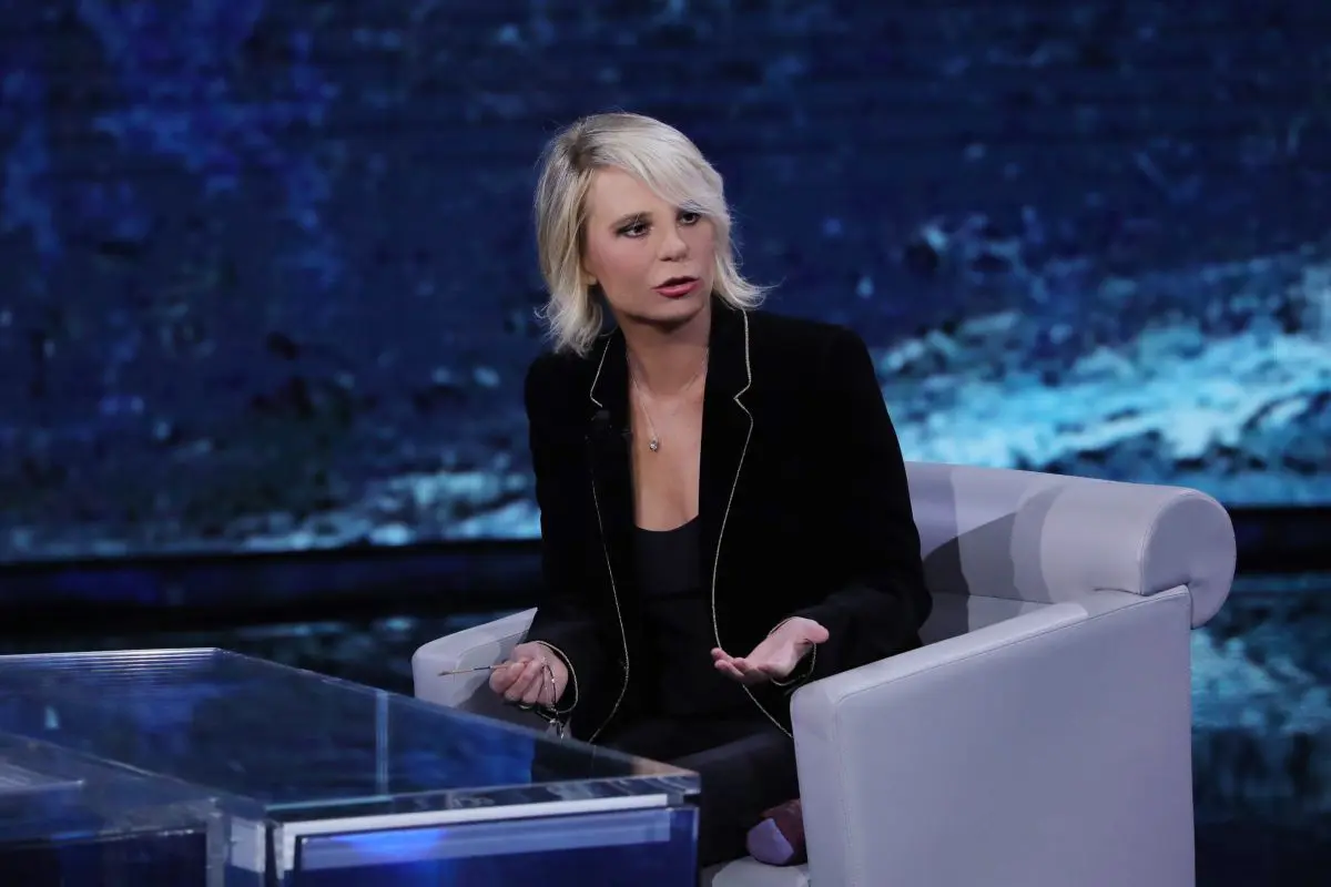 Clamorosa gaffe: Maria De Filippi intervistata mentre è in vacanza, ma è una sosia