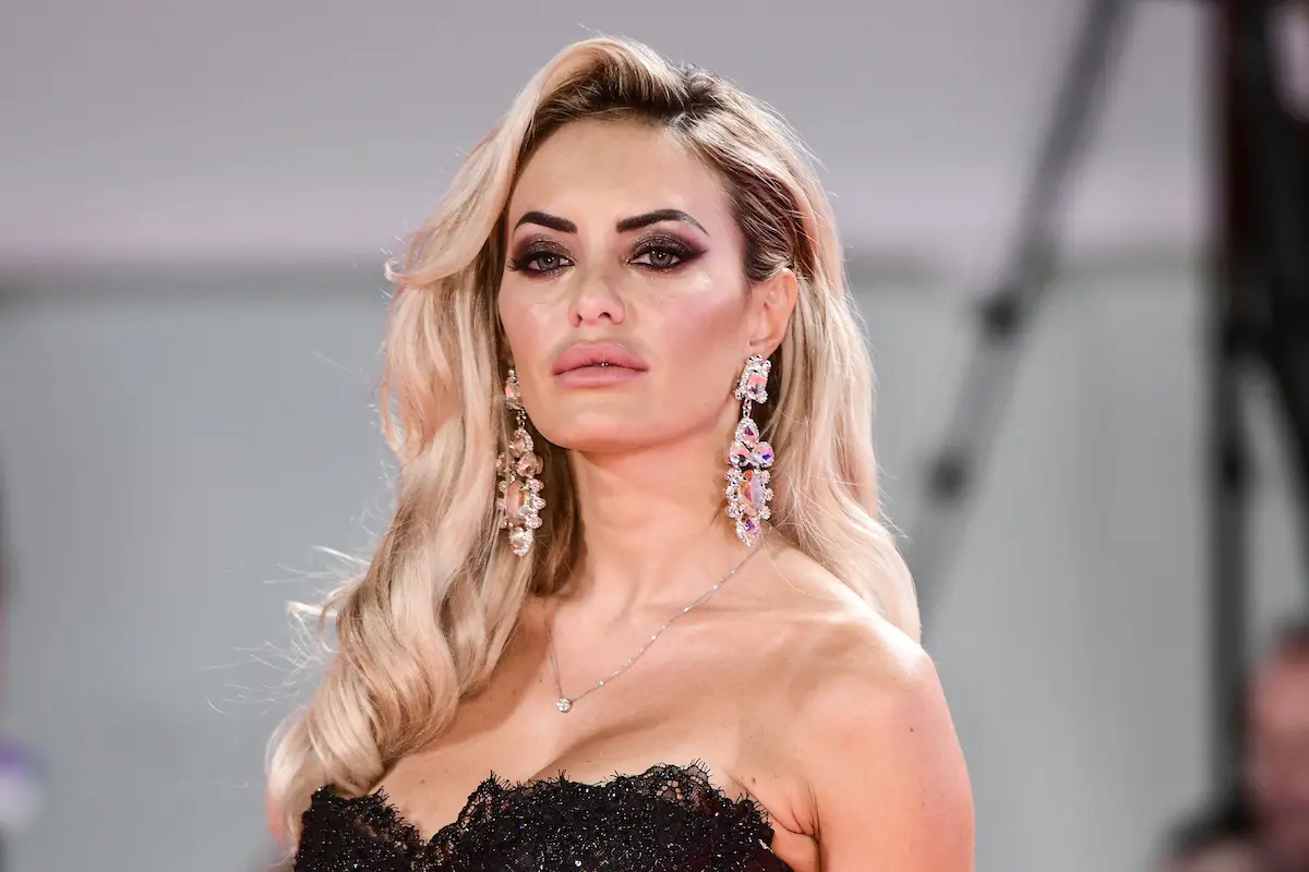 Elena Morali, il bikini è bollente: 'E le ventenni mute'