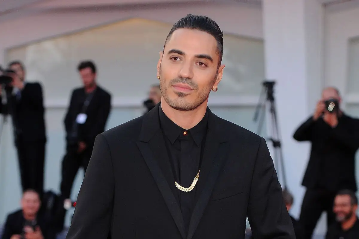 Marracash non si nasconde più: scoppia la passione con la fidanzata a Pantelleria