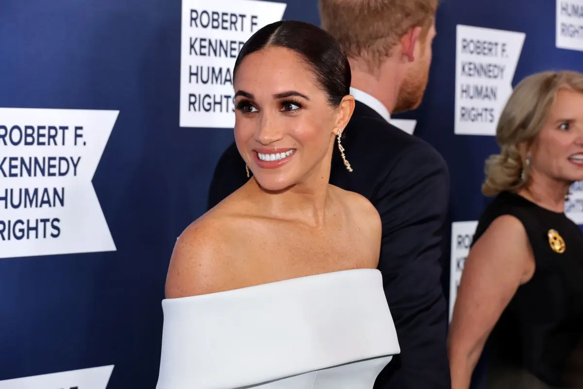Meghan Markle festeggia 42 anni con un abito low cost: 'Io e Harry? Mai pensato di lasciarsi'