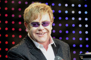 Paura per Elton John: il celebre cantante ricoverato a seguito di una caduta