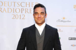 Robbie Williams perde 12 kg e pensa alla chirurgia: &#8220;Ecco cosa voglio farmi&#8221;