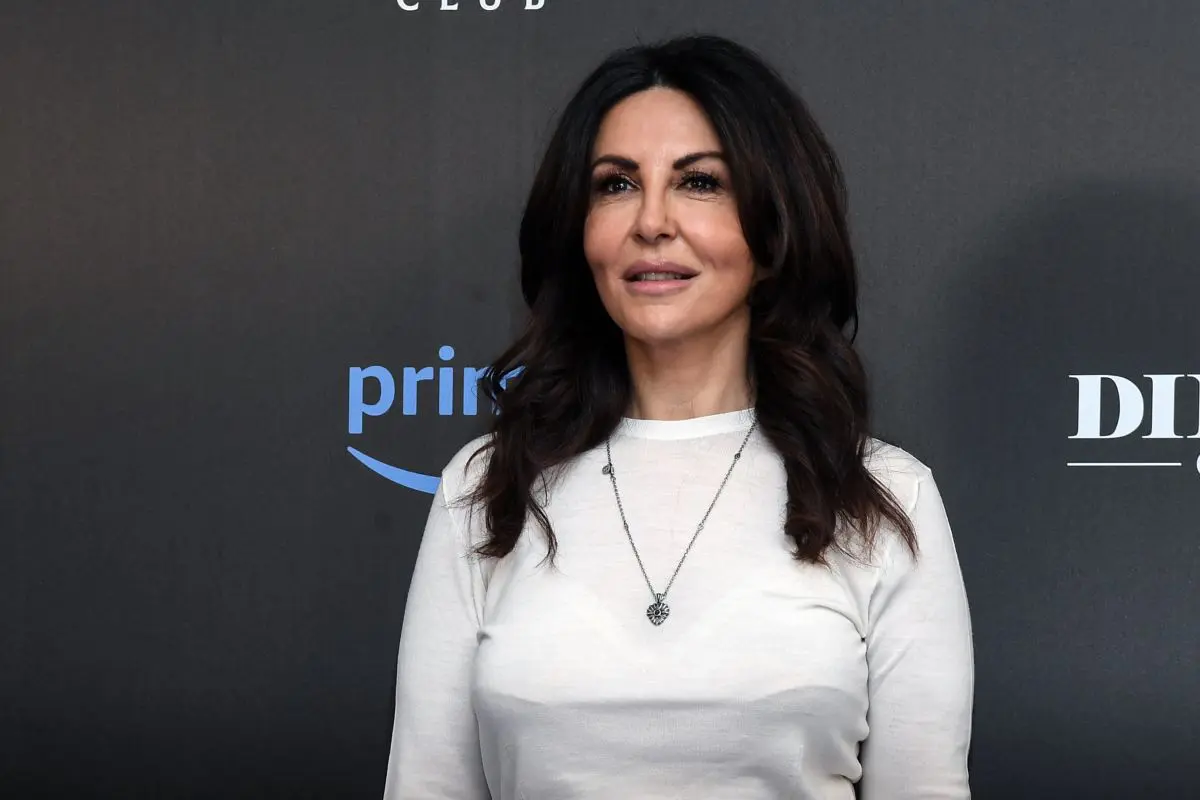 Sabrina Ferilli sullo yacht, botta e riposta con un fan: 'È di D'Alema?'