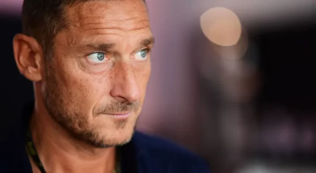 Totti e Noemi fanno il bagno al mare: è bufera sui social