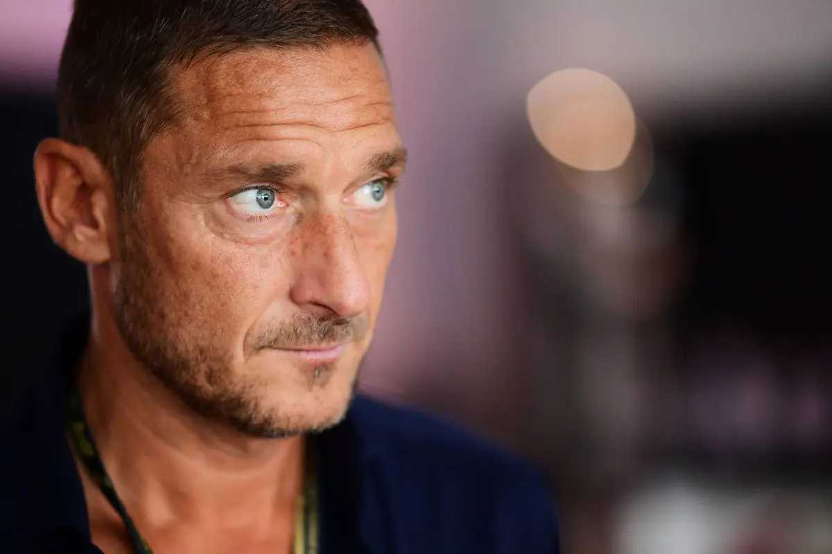 Totti e Noemi fanno il bagno al mare: è bufera sui social