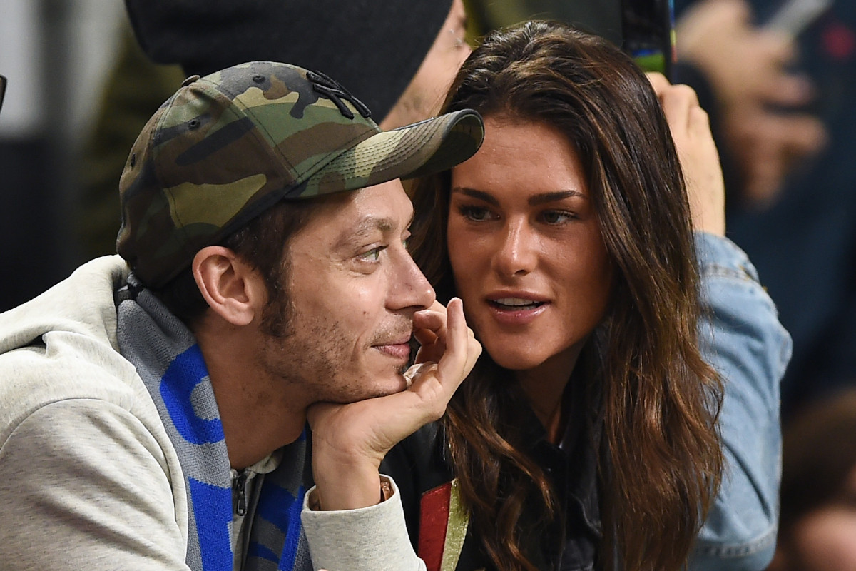 Valentino Rossi e Francesca Sofia Novello: estate d'amore con Giulietta. Ma i fan notano un intruso