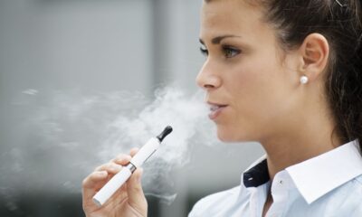 ragazza fumo sigaretta elettronica
