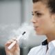 ragazza fumo sigaretta elettronica