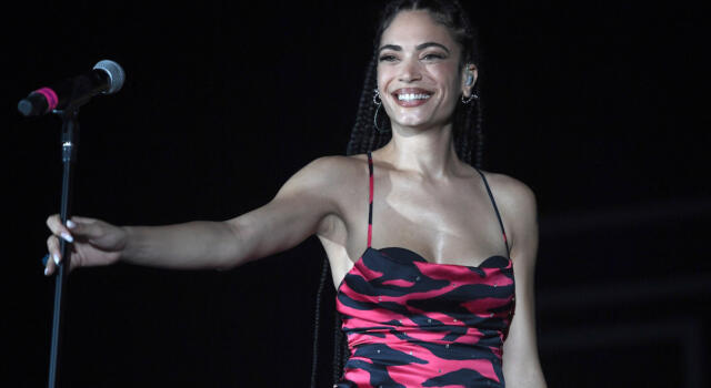 Elodie come &#8216;mamma l&#8217;ha fatta&#8217;: web in tilt