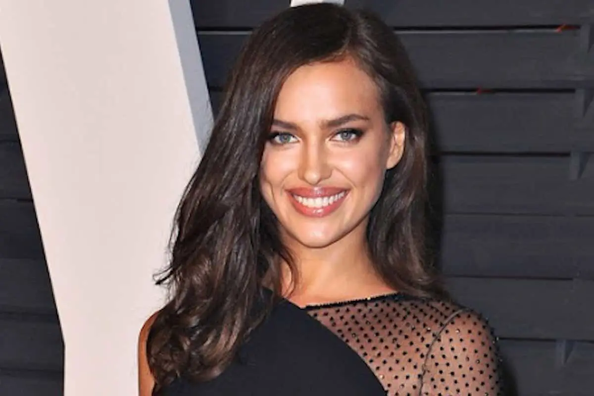 Irina Shayk in passerella con il volto tumefatto: le reazioni sui social