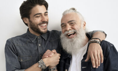 uomini sorridenti con gioielli