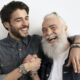 uomini sorridenti con gioielli