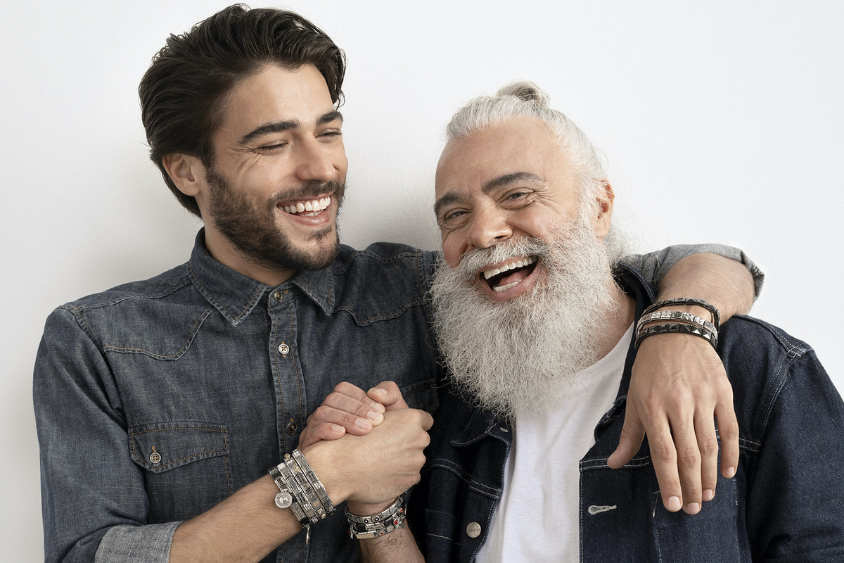 uomini sorridenti con gioielli