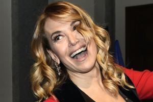 Barbara D&#8217;Urso fa il pieno di complimenti in tacchi a spillo e minigonna: &#8220;Una ragazzina&#8221;