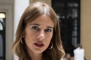 Clizia Incorvaia compie 43 anni: la scritta sulla torta fa discutere: "Essere una milf..."