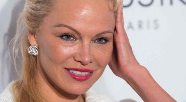 Pamela Anderson per la prima volta senza trucco alle sfilate di Parigi: il motivo dietro la scelta