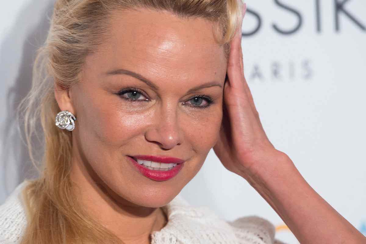Pamela Anderson per la prima volta senza trucco alle sfilate di Parigi: il motivo dietro la scelta