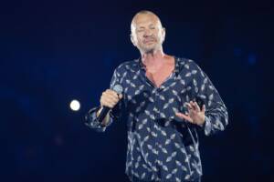 Biagio Antonacci festeggia 60 anni: la foto nella vasca fa il giro del web