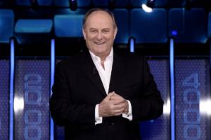 Gerry Scotti riceve ancora la pensione parlamentare: "Da anni cerco di rinunciare ma..."