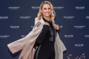 Michelle Hunziker fa discutere: sdradica un palo per strada. Ecco perché