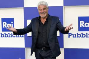 Pino Insegno, l'altolà del manager dopo la bocciatura a L'Eredità: 'Non resterà in panchina'