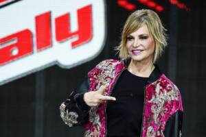 Simona Ventura dà i voti alle colleghe: "A lei una palettata in testa..."