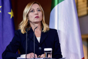 Giorgia Meloni ritocca il look: 'Ma non ha mai lasciato il telefono'