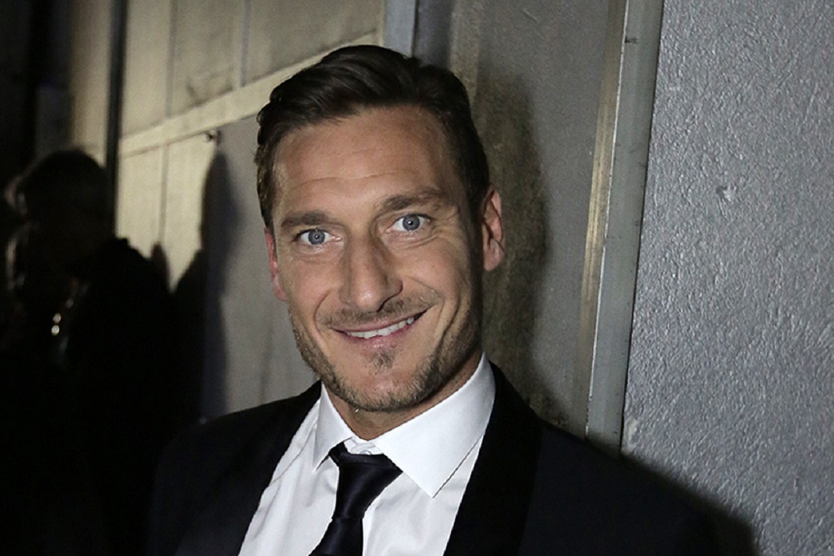 Totti, il 'mi piace' alla foto di Ilary Blasi: i fan si dividono