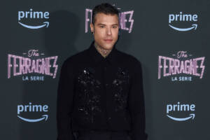 Fedez, imbarazzo a cena da Donatella Versace: &#8220;Che figura di&#8230;&#8221;