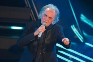 Il cantante in ospedale: "Devo vivere ancora..."