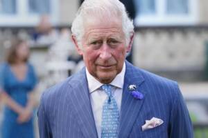 Re Carlo finisce sotto ai ferri: l&#8217;annuncio di Buckingham Palace
