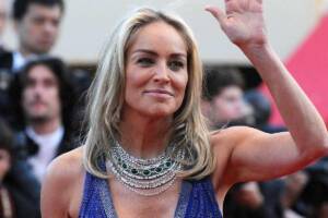 Sharon Stone sbarca su Tinder: "Cerco l'amore. Una volta con un tossicodipendente..."