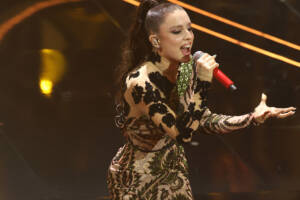 Sanremo 2024, Angelina Mango ringrazia Maria De Filippi: &#8220;Mi è stata vicina&#8221;