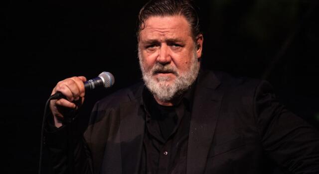 Sanremo, Russell Crowe fa il verso a John Travolta: &#8220;What The F&#8230;&#8221;