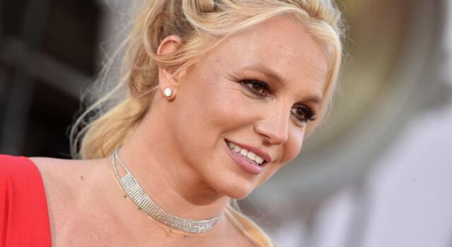 Britney Spears sfida la censura: foto senza vestiti