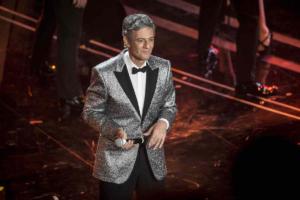 Fiorello canta insieme alla figlia: non trattiene l'emozione