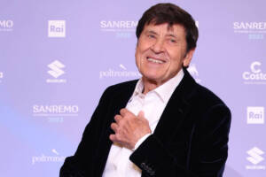 Gianni Morandi, la foto dal dottore: “Tagliando obbligatorio”