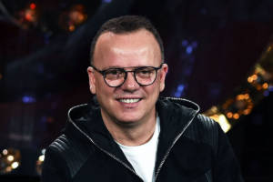 Gigi D’Alessio condurrà Sanremo 2025? La reazione del cantante