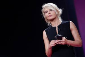 Mew torna ad Amici: la reazione di Maria De Filippi e degli altri concorrenti