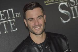 Pierpaolo Pretelli si spoglia: il video virale. Cosa c'è dietro