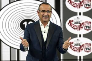 Carlo Conti a Sanremo 2025: spunta la frase &#8220;indizio&#8221; e chi potrebbe affiancarlo