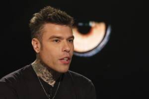 Fedez a sorpresa: &#8220;Sono il nuovo Ceo di Versace&#8221;. Ma in realtà&#8230;